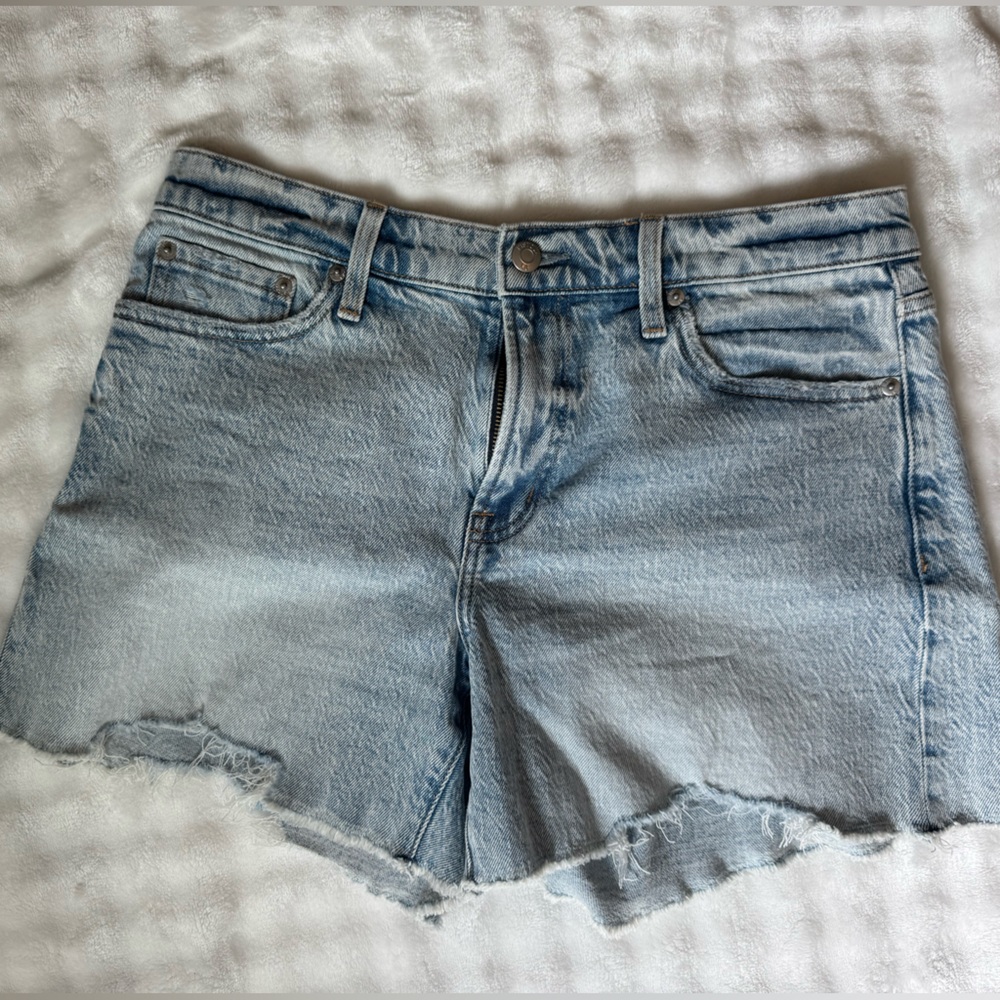 Light denim shorts!